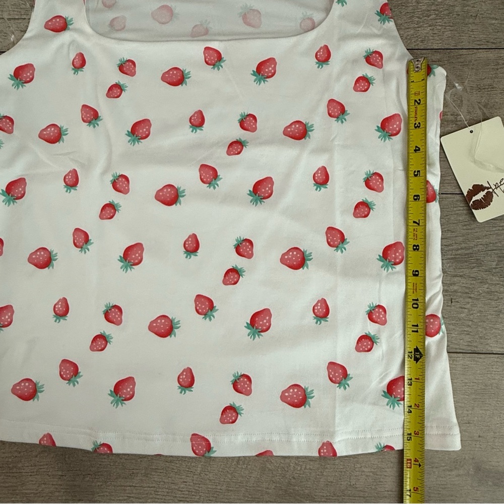 Free Kisses Women's Tank Top With Strawberry Print‎ Size 1X - Picture 4 of 6